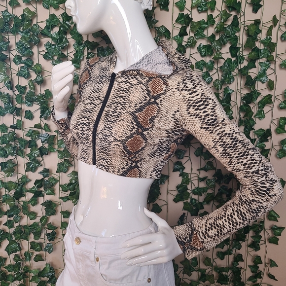 Daisy Women's Snakeskin Design Cropped Long Sleeves Front Zip Top size M - Picture 3 of 14